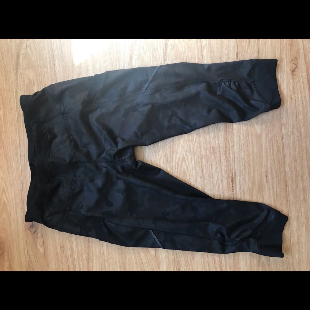 Cropped camo lululemon running leggings.